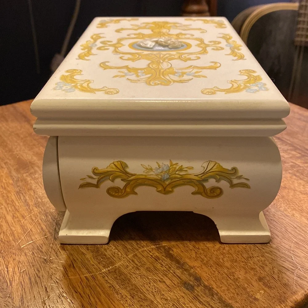 Vintage Avon Jewelry Box - Picture 8 of 11